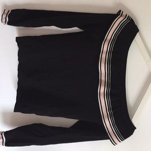 Off the shoulder black ribbed top.